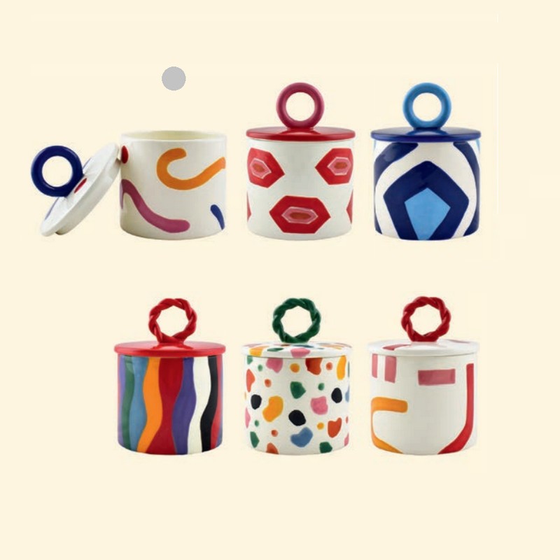 Barattolo da cucina in ceramica a pois rossi e linee colorate, dipinto a mano